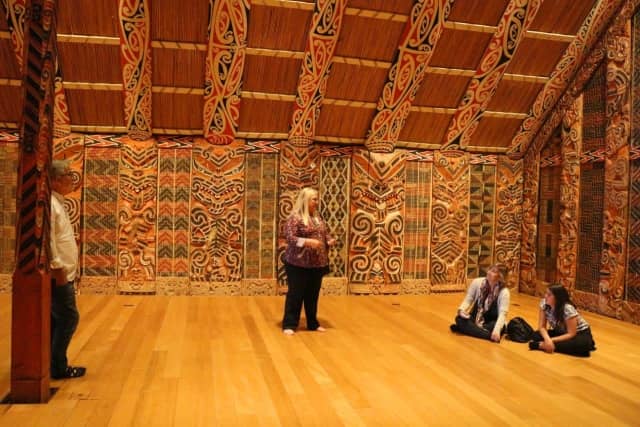 Apreneu la cultura maori al museu d'Auckland amb la guia 2WAYS Tours