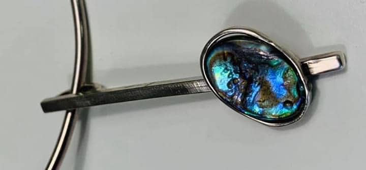 penjoll de Paua de Nova Zelanda i plata de l’artista Mia Querol 