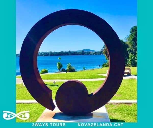 Escultura-Koru-Nova-Zelanda-2WAYS-Tours
