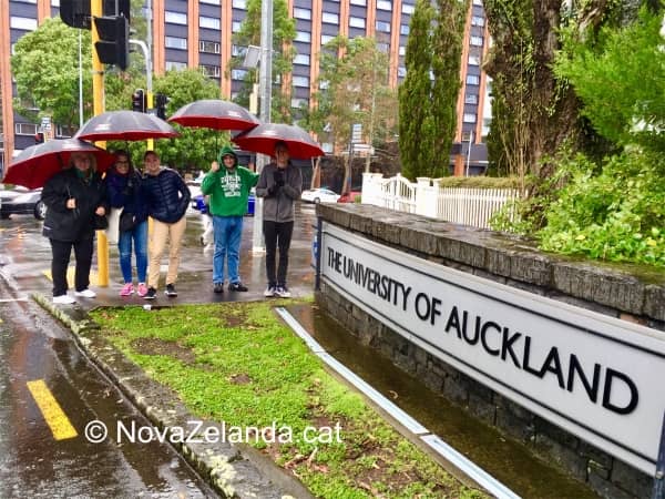 La família catalana visita la Universitat d'Auckland amb 2WAYS Tours