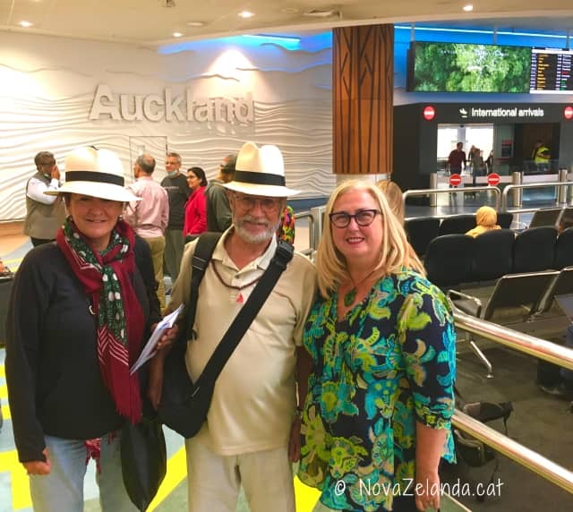 Els viatgers són rebuts per 2WAYS Tours a l'aeroport d'Auckland Nova Zelanda