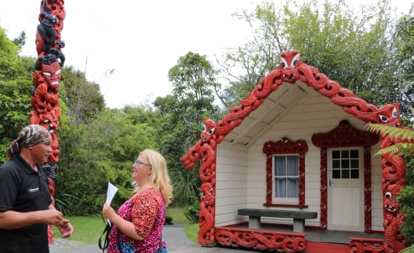 Guies de 2WAYS Tours NZ formades directament per els Maori